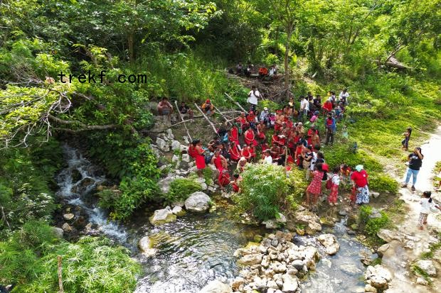 Members of the Dumagat-Remo<em></em>ntados Indigenous group from Rizal and Quezon provinces gather in a spring along Tinipak River for their annual ritual.