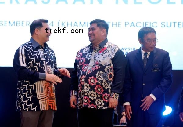 Federal Eco<em></em>nomy Minister Rafizi Ramli (left) speaks with Deputy Sabah Chief Minister Datuk Shahelmey Yahya (second from right) after an engagement session with the Sabah government on the 13th Malaysia Plan at the Pacific Sutera Hotel in Kota Kinabalu, Sabah on December 19, 2024. — Bernama pic