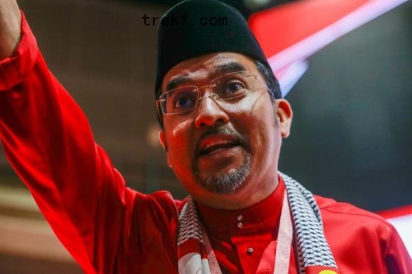 Umno secretary-general Datuk Dr Asyraf Wajdi Dusuki speaks at the 2024 Umno General Assembly in Kuala Lumpur on August 23, 2024. — Picture by Raymond Manuel