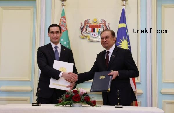 Prime Minister Datuk Seri Anwar Ibrahim and Turkmenistan President Serdar Berdimuhamedov exchange Memorandum of Understanding (MOU) docu<em></em>ments at the Perdana Putra Building in Putrajaya December 19, 2024. — Bernama pic