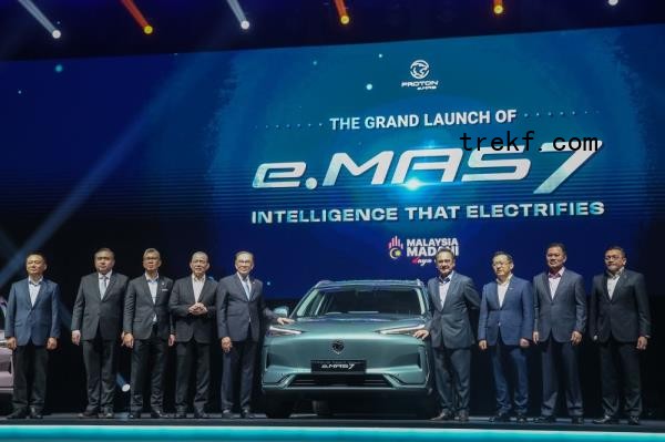 Prime Minister Datuk Seri Anwar Ibrahim (fifth left) poses for a group picture during the launch of the Proton e.MAS 7 at MITEC in Kuala Lumpur on December 16, 2024. — Picture by Yusof Mat Isa