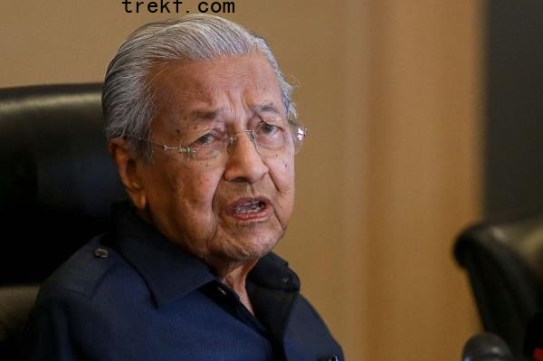 Tun Dr Mahathir Mohamad said he feels ashamed over statements made by three former Cabinet members regarding the Batu Puteh issue. — Picture by Sayuti Zainudin 