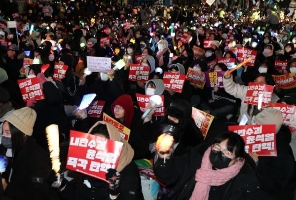 Protesters holding banners and light sticks call for President Yoon Suk Yeol's impeachment and arrest in front of the Natio<em></em>nal Assembly in Seoul on Dec.9. (Yonhap)