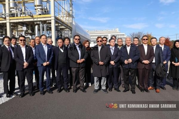 Abang Johari (12th left) in a group photo during the visit to Tokyo Gas Yokohama Techno Station. — Ukas pic via The Borneo Post