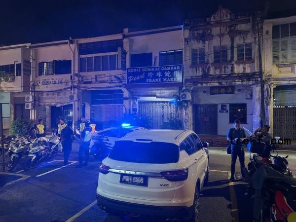 Suaram alleges that police applied pressure by havin<em></em>g several officers and a patrol car outside its exhibition venue on Jalan Pintal Tali in George Town, Penang starting from the evening of December 18, 2024. — Picture courtesy of Suaram