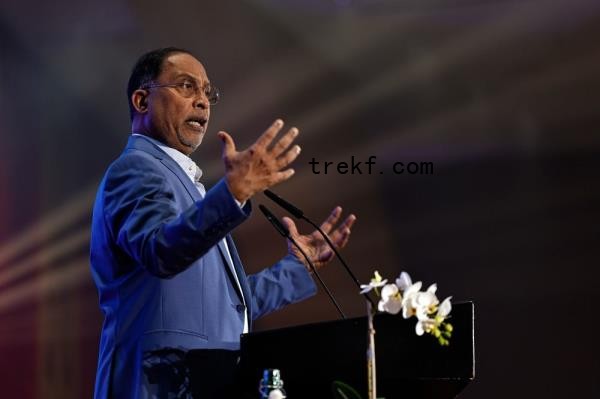 Higher Education Minister Datuk Seri Dr Zambry Abd Kadir will represent Malaysia at the 11th Summit of the Developing Eight (D-8) Organisation for Eco<em></em>nomic Cooperation and related meetings in Cairo, Egypt, starting today and co<em></em>ncluding tomorrow. — Bernama pic