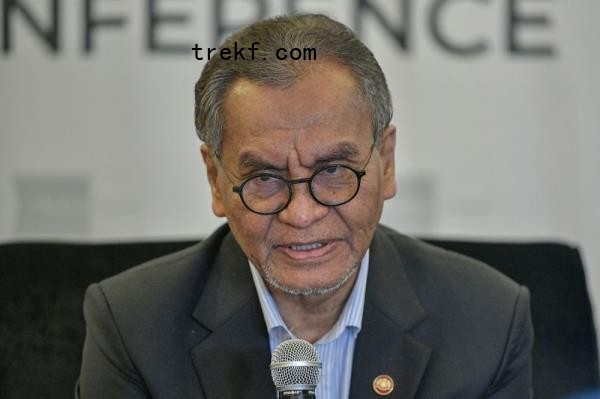 Minister Datuk Seri Dr Dzulkefly Ahmad said the report is expected to be completed by the upcoming post-Cabinet meeting next week. — Bernama pic