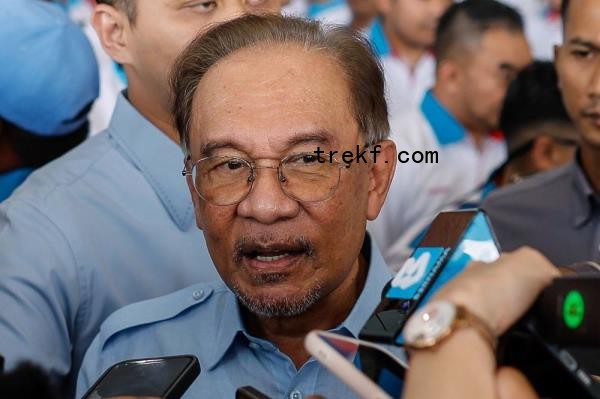 PKR President Datuk Seri Anwar Ibrahim today urged that the PKR election process be expedited to facilitate the party’s leadership transition in line with the democratic principles it upholds. — Bernama pic