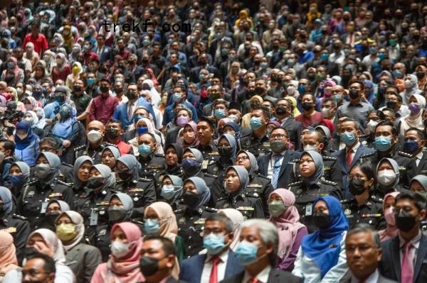 Under the SSPA, officers in the Implementing, Management and Professio<em></em>nal groups will receive a phased salary adjustment of 15 per cent; 8 per cent in Phase 1 starting December this year, and 7 per cent in Phase 2 starting January 2026. — Picture by Shafwan Zaidon