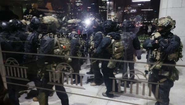 Martial law command forces attempt to advance into the Natio<em></em>nal Assembly in Yeouido, Seoul, around midnight on Dec. 4, shortly after President Yoon Suk Yeol declared martial law on Dec. 3. (Yonhap)