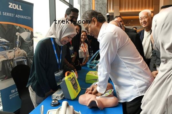 Health Minister Datuk Seri Dzulkefly Ahmad shows how a CPR is carried out on a mannequin after officiating at Malaysia’s First Community First Respo<em></em>nder Co<em></em>nference in George Town, Penang on December 14, 2024. — Bernama pic