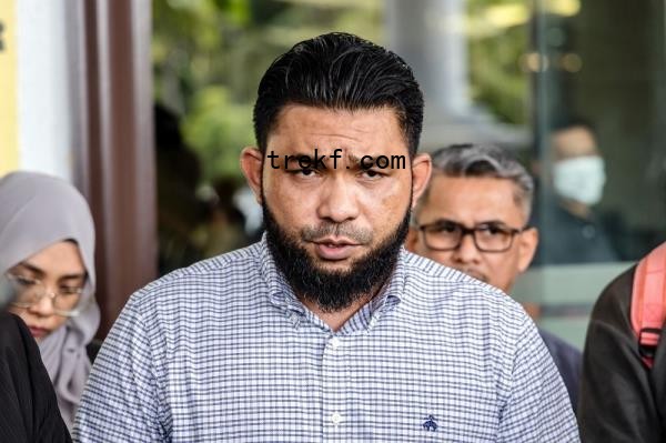 Blogger Wan Muhammad Azri Wan Deris, better known as ‘Papagomo’, who was detained to assist in an investigation into a fraud case involving the misuse of a company’s name for fundraising, was released on police bail yesterday. — Picture by Firdaus Latif