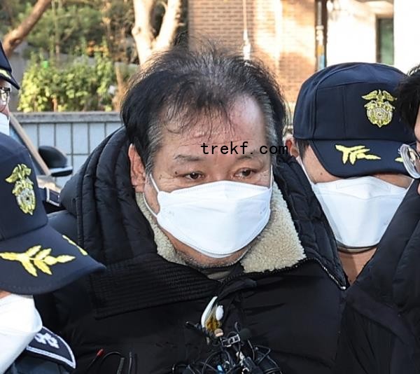Jeon Seong-bae, a shaman, arrives at the Seoul Southern District Court on Dec. 19, 2024, to attend his arrest warrant hearing. (Yonhap)